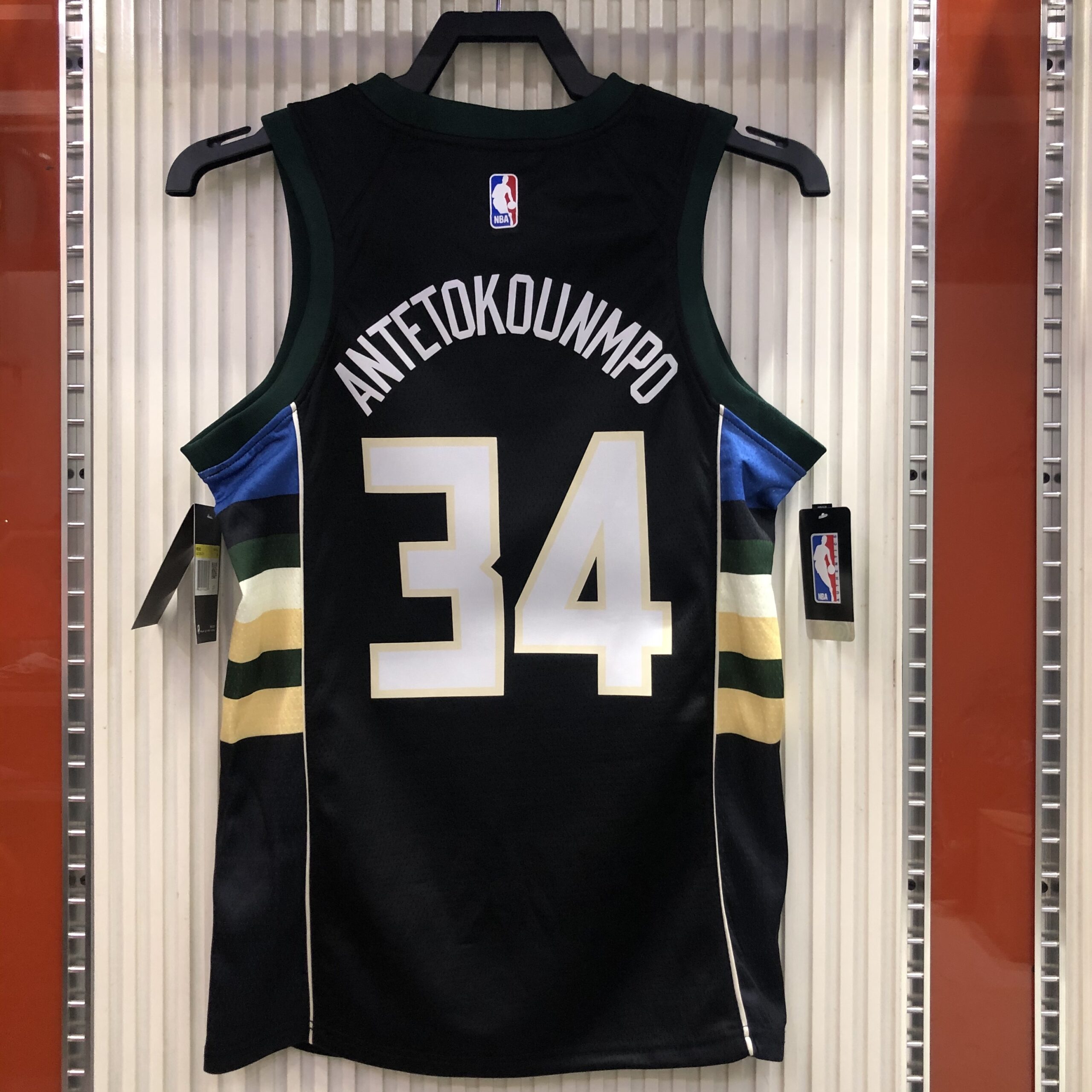 Camiseta preta com decote em V e tema de cabeça de alce, número 34 de Giannis do Milwaukee Bucks - Imagem 2