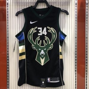 Camiseta preta com decote em V e tema de cabeça de alce, número 34 de Giannis do Milwaukee Bucks